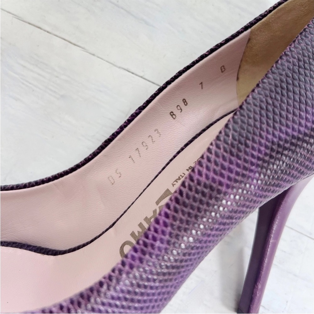 Salvatore Ferragamo Gilia Peep Toe Snake Embossed Bow Heel Size 7 Purple Gold - Picture 3 of 15